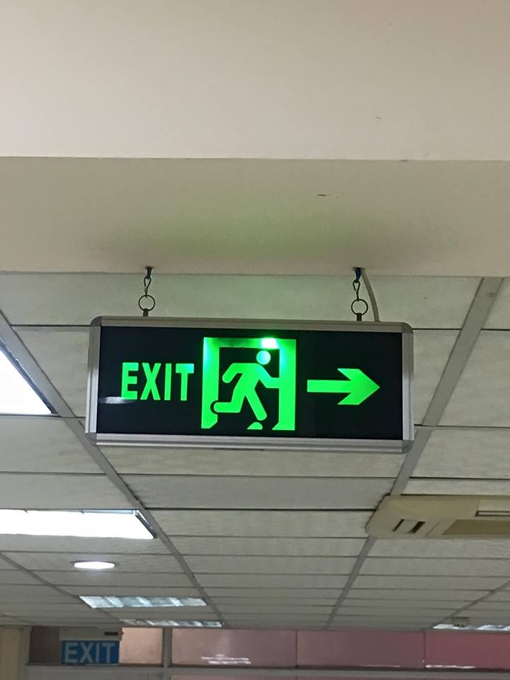 Đèn exit 2 mặt có mũi tên chỉ hướng