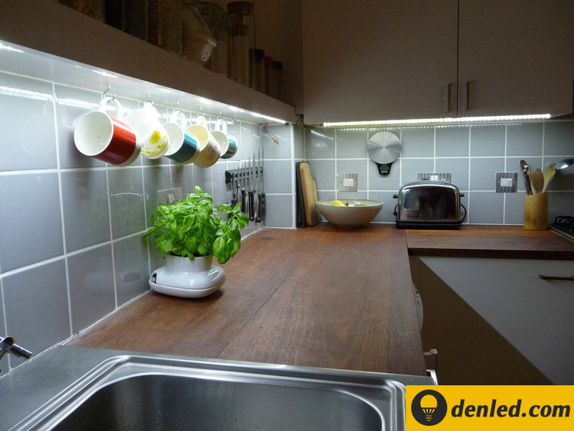 gắn đèn LED cho tủ bếp