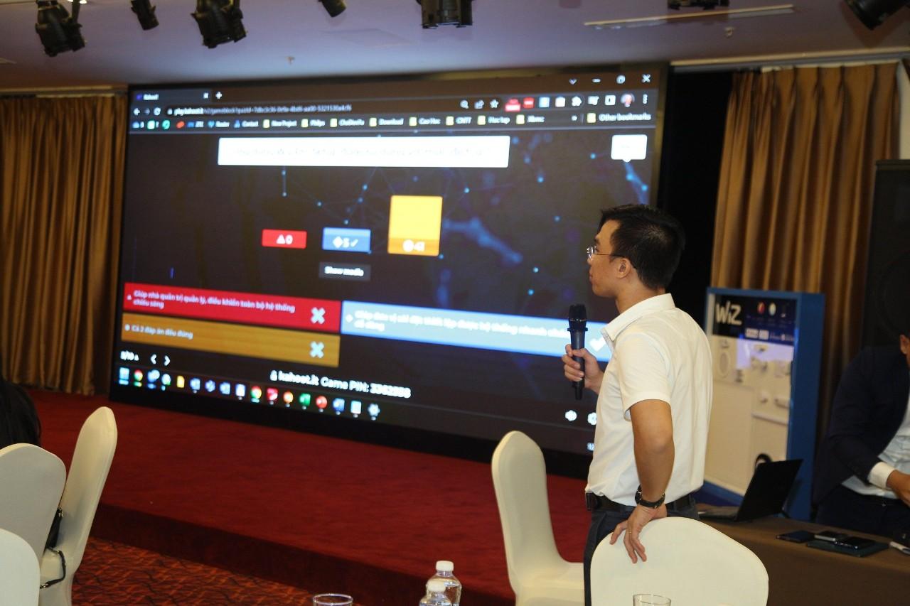 Anh Trần Xuân Nam, Quản lý tiếp thị sản phẩm kênh OEM giới thiệu giải pháp và các hoạt động tương tác tại sự kiện